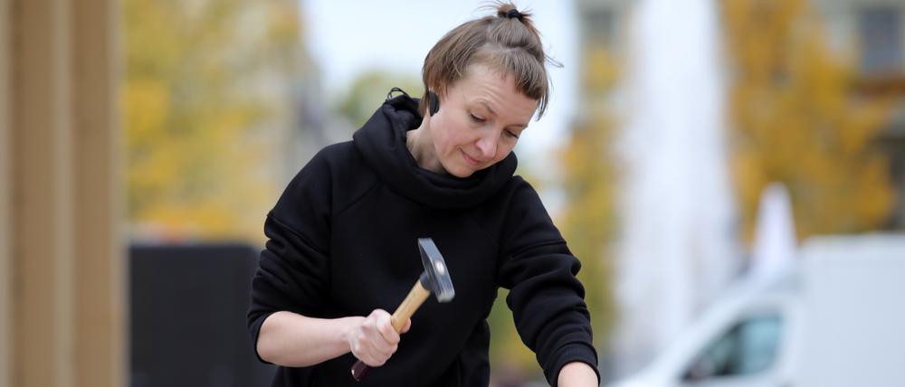 Die ukrainische Künstlerin Polina Kuznetsova präsentierte ihre Dauerperformance „Verteidigung“ am Brandenburger Tor in Potsdam.