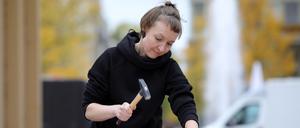 Die ukrainische Künstlerin Polina Kuznetsova präsentierte ihre Dauerperformance „Verteidigung“ am Brandenburger Tor in Potsdam.