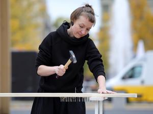 Die ukrainische Künstlerin Polina Kuznetsova präsentierte ihre Dauerperformance „Verteidigung“ am Brandenburger Tor in Potsdam.