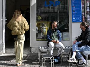 Immer mehr junge Menschen entdecken die neue Coffeshop-Kette „LAP“ für sich. Das neonblaue Design und die günstigen Preise ziehen Aufmerksamkeit auf sich.