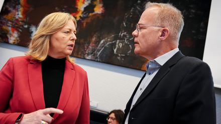SPD-Chefin Bärbel Bas und SPD-Fraktionschef Matthias Miersch vor Beginn der Fraktionssitzung ihrer Partei.