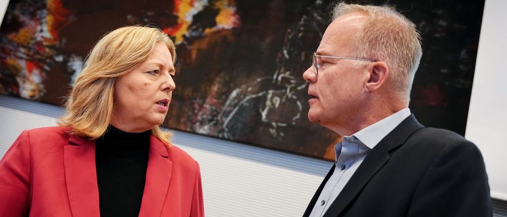 SPD-Chefin Bärbel Bas und SPD-Fraktionschef Matthias Miersch vor Beginn der Fraktionssitzung ihrer Partei.