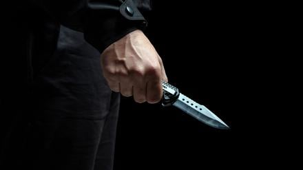 Eine Person hält ein Messer. (Symbolbild)