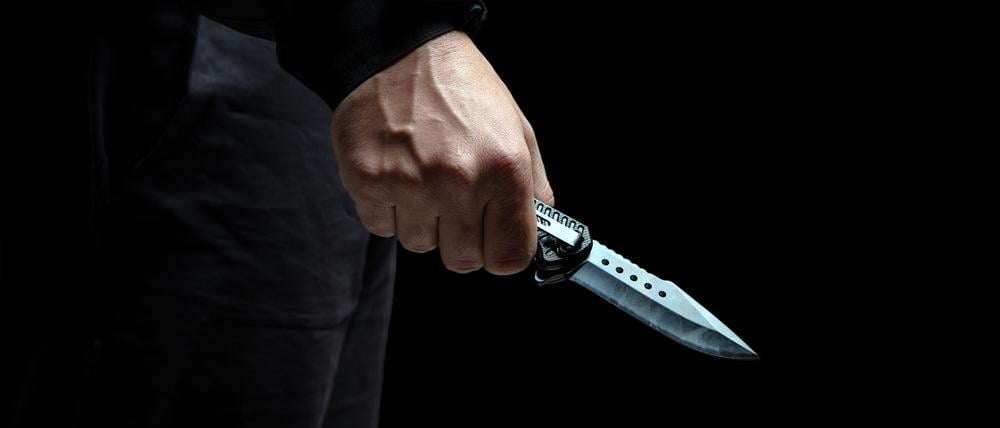 Eine Person hält ein Messer. (Symbolbild)
