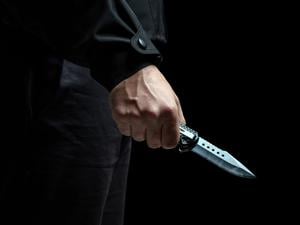 Eine Person hält ein Messer. (Symbolbild)