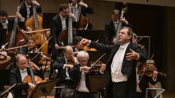 Daniele Gatti dirigiert die Berliner Philharmoniker.