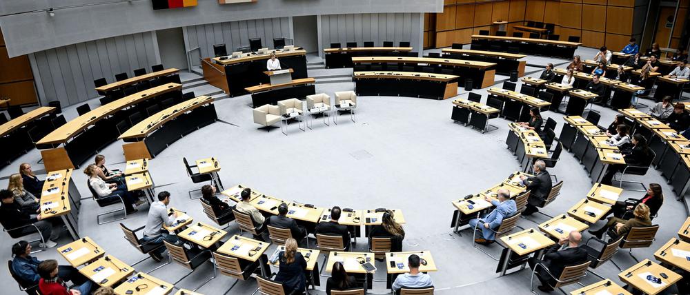 Schüler waren ins Plenum eingeladen, um mit Zeitzeugen zu diskutieren,