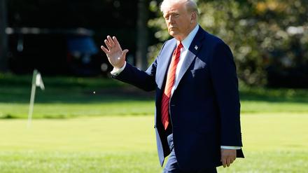 US-Präsident Donald Trump geht auf dem Südrasen des Weißen Hauses in Washington an Bord der Marine One, um zum Walter Reed National Military Center zu fahren.