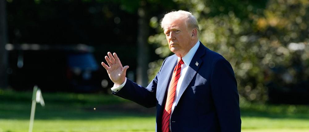US-Präsident Donald Trump geht auf dem Südrasen des Weißen Hauses in Washington an Bord der Marine One, um zum Walter Reed National Military Center zu fahren.