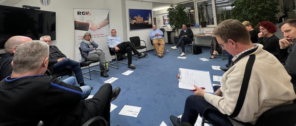 Mike Schubert (SPD), ehemaliger OB von Potsdam, moderiert in Stahnsdorf eine Diskussionsrunde.