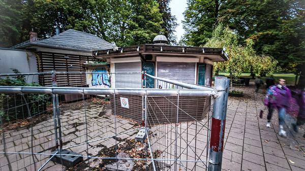 Das verwaiste Bürgerpark-Café in Pankow ist so marode, dass der Bezirk wegen Unfallgefahr einschreiten muss.