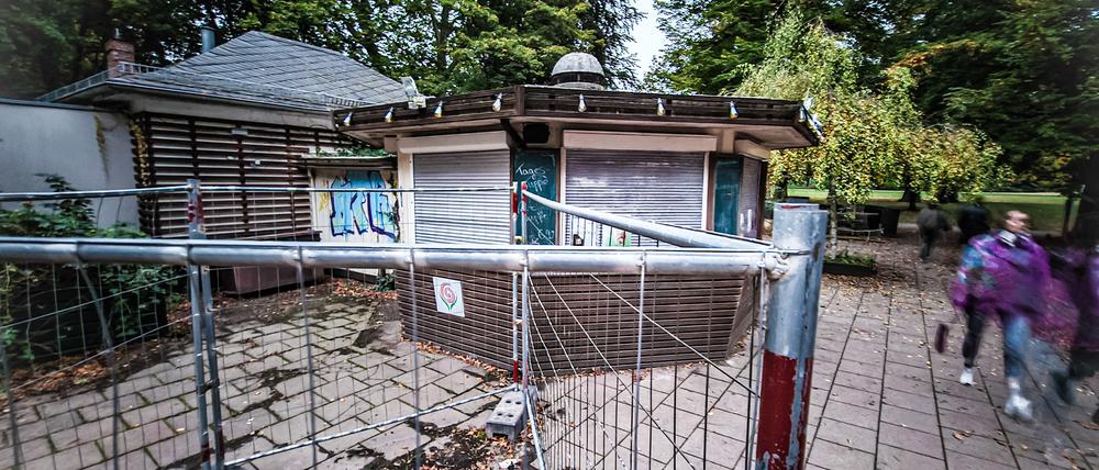 Das verwaiste Bürgerpark-Café in Pankow ist so marode, dass der Bezirk wegen Unfallgefahr einschreiten muss.