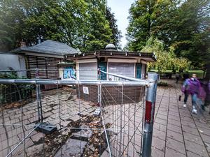 Das verwaiste Bürgerpark-Café in Pankow ist so marode, dass der Bezirk wegen Unfallgefahr einschreiten muss.