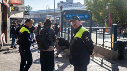 „Ich kenne hier jeden am Kotti“, sagt Bekir, hier auf Streife am Kottbusser Tor. Und jeder dort kennt ihn.