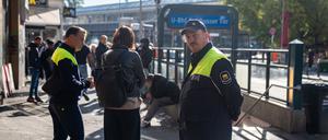 „Ich kenne hier jeden am Kotti“, sagt Bekir, hier auf Streife am Kottbusser Tor. Und jeder dort kennt ihn.