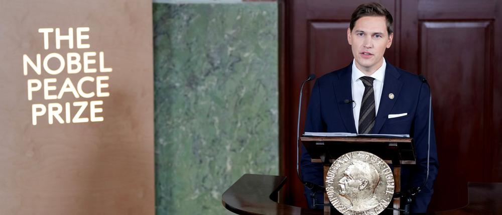 Der Vorsitzende des Nobelkomitees, Jørgen Watne Frydnes, gibt bekannt, dass die venezolanische Oppositionsführerin Machado den Friedensnobelpreis für das Jahr 2025 erhalten wird.