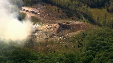 Rauch liegt in der Luft, während Trümmer den Boden und Fahrzeuge bedecken, nachdem eine gewaltige Explosion eine militärische Sprengstofffabrik in Hickman County, Tennessee, erschüttert hat (bestmögliche Qualität; Videostandbild).