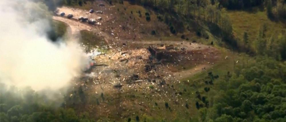 Rauch liegt in der Luft, während Trümmer den Boden und Fahrzeuge bedecken, nachdem eine gewaltige Explosion eine militärische Sprengstofffabrik in Hickman County, Tennessee, erschüttert hat (bestmögliche Qualität; Videostandbild). 