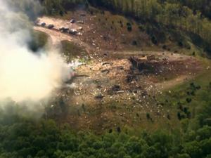 Rauch liegt in der Luft, während Trümmer den Boden und Fahrzeuge bedecken, nachdem eine gewaltige Explosion eine militärische Sprengstofffabrik in Hickman County, Tennessee, erschüttert hat (bestmögliche Qualität; Videostandbild). 