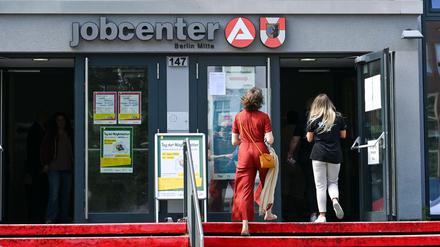 Der Eingang zum Jobcenter Berlin-Mitte. (Archivbild)