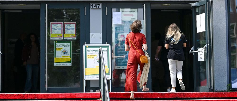 Der Eingang zum Jobcenter Berlin-Mitte. (Archivbild)