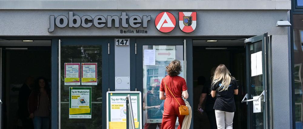 Menschen am Eingang eines Jobcenters