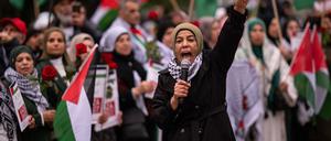 Die Kundgebung fand am Checkpoint Charlie in Berlin-Mitte statt. 