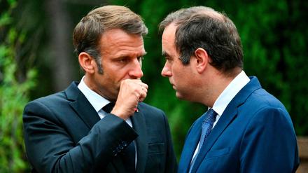 Frankreichs Präsident Emmanuel Macron (li.) musste mal wieder einen neuen Premierminister suchen – und entschied sich für den alten.