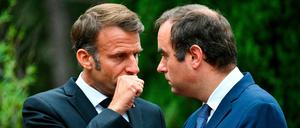 Frankreichs Präsident Emmanuel Macron (li.) musste mal wieder einen neuen Premierminister suchen – und entschied sich für den alten.