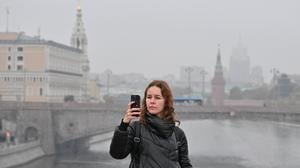 Westliche Messenger sind dem Kreml schon lange ein Dorn im Auge – nun gibt es eine russische Alternative. Um die App unters Volk zu bringen, greifen die Behörden zu perfiden Methoden.