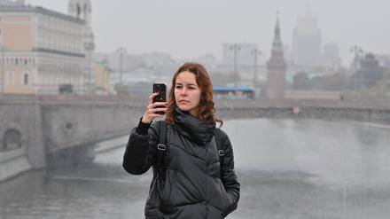 Westliche Messenger sind dem Kreml schon lange ein Dorn im Auge – nun gibt es eine russische Alternative. Um die App unters Volk zu bringen, greifen die Behörden zu perfiden Methoden.