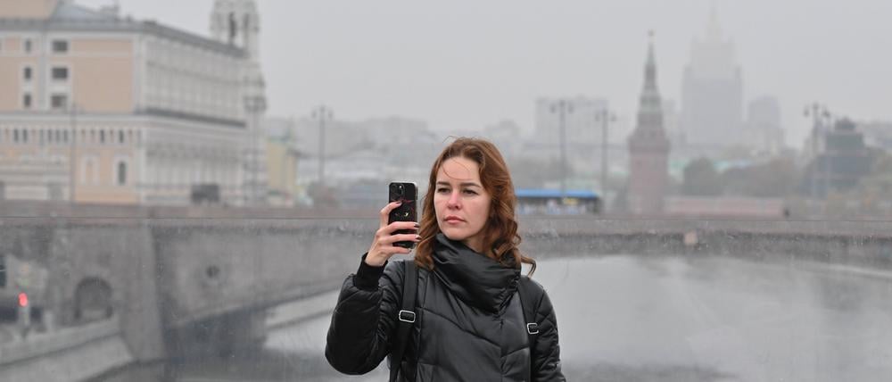 Westliche Messenger sind dem Kreml schon lange ein Dorn im Auge – nun gibt es eine russische Alternative. Um die App unters Volk zu bringen, greifen die Behörden zu perfiden Methoden.