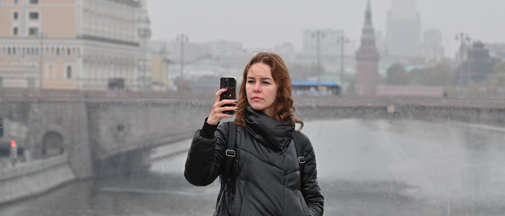 Westliche Messenger sind dem Kreml schon lange ein Dorn im Auge – nun gibt es eine russische Alternative. Um die App unters Volk zu bringen, greifen die Behörden zu perfiden Methoden.