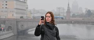 Westliche Messenger sind dem Kreml schon lange ein Dorn im Auge – nun gibt es eine russische Alternative. Um die App unters Volk zu bringen, greifen die Behörden zu perfiden Methoden.