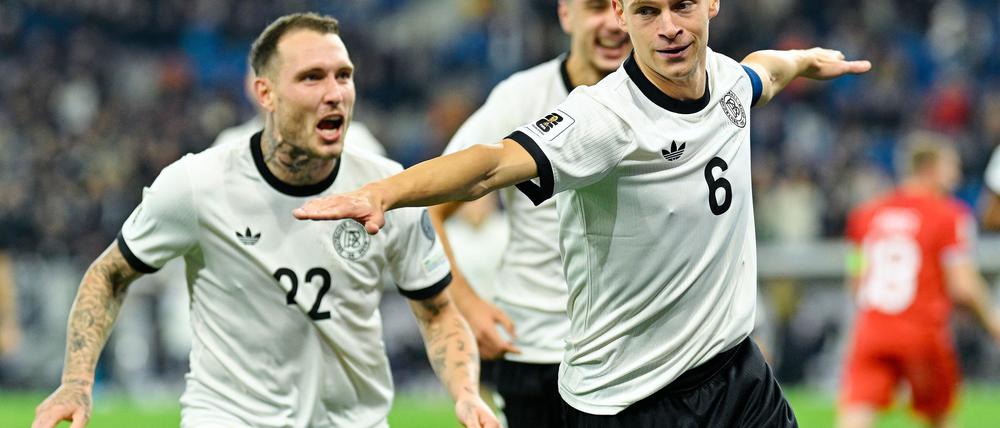 Der Kapitän ging voran: Joshua Kimmich (r) traf im 104. Länderspiel erstmals doppelt. Links David Raum, Torschütze zum 1:0.