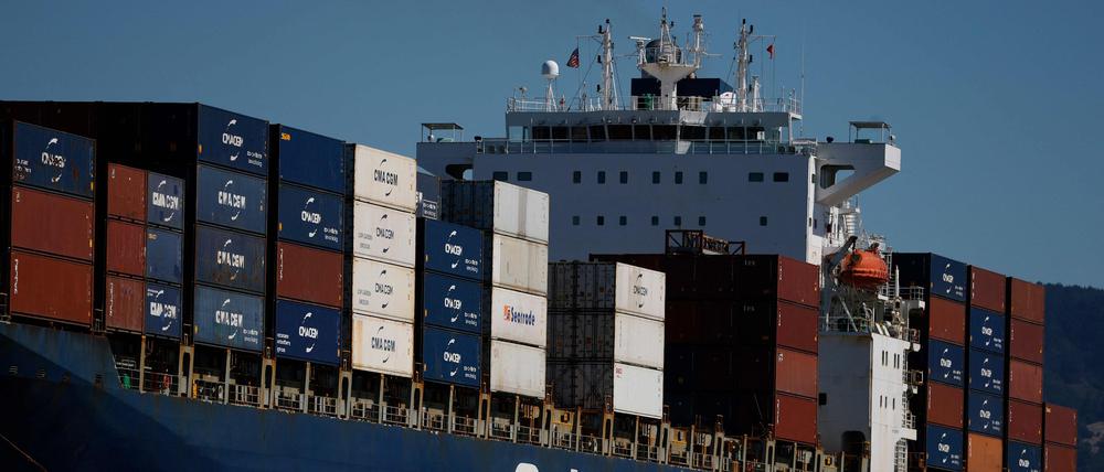 Ein Containerschiff.