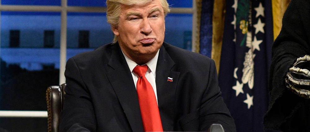Politische Comedy war immer Teil von „Saturday Night Live“. Niemand war häufiger zu Gast als Alec Baldwin – hier als Donald Trump.