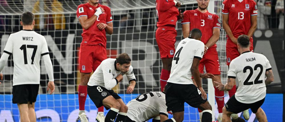 Der Freistoß von David Raum (Nr. 22) fliegt durch Luxemburgs Mauer ins Tor.