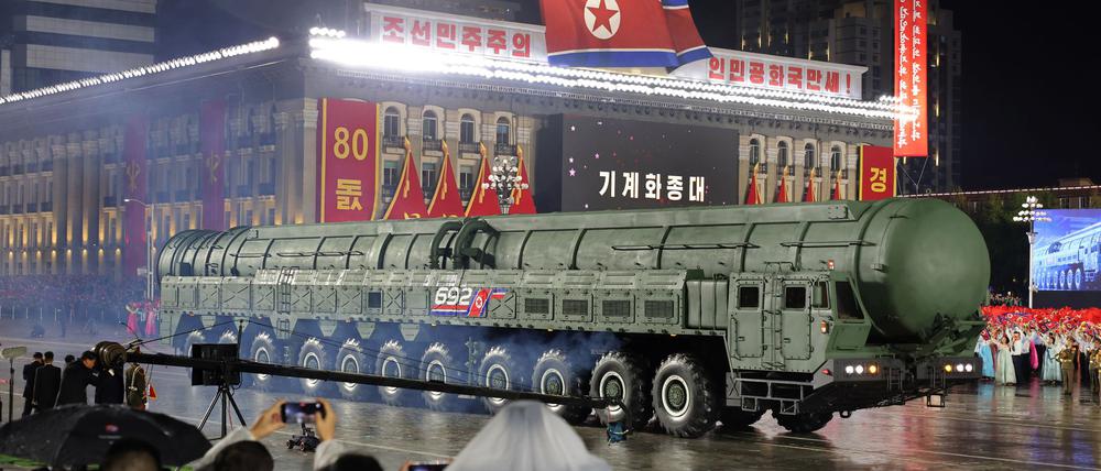 Nordkorea hat die neue Interkontinentalrakete „Hwasong-20“ vorgestellt.