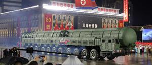 Nordkorea hat die neue Interkontinentalrakete „Hwasong-20“ vorgestellt.