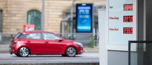 Spritpreise sind an einer Tankstelle auf der Anzeige zu sehen. 