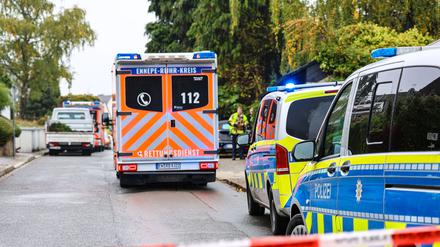  Ein Krankenwagen und Einsatzwagen der Polizei stehen auf einer Straße in Herdecke.