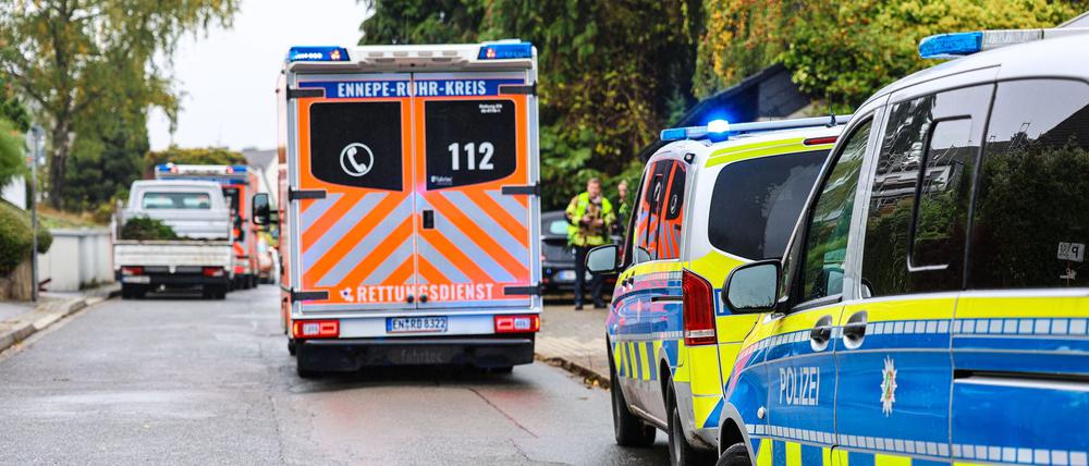Ein Krankenwagen und Einsatzwagen der Polizei stehen auf einer Straße in Herdecke.