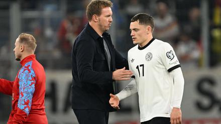 Bundestrainer Nagelsmann (l.) bedankt sich bei Wirtz für seinen Einsatz. 