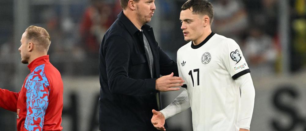 Bundestrainer Nagelsmann (l.) bedankt sich bei Wirtz für seinen Einsatz.
