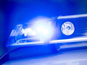 Ein Blaulicht leuchtet an einer Polizeistreife. 