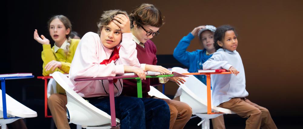 Kitti (Elisa Maayeshi) und Konrad (Mengqi Zhang) in „Konrad oder das Kind aus der Konservenbüchse“ an der Komischen Oper.