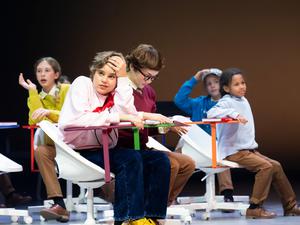 Kitti (Elisa Maayeshi) und Konrad (Mengqi Zhang) in „Konrad oder das Kind aus der Konservenbüchse“ an der Komischen Oper.