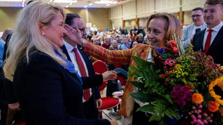 Beatrix von Storch (AfD, rechts), gratulierte Kristin Brinker (AfD), Parteivorsitzende AfD Berlin, beim Parteitag der AfD Berlin mit Wahl der Landesliste für die Wahl zum Abgeordnetenhaus 2026 für ihre erfolgreiche Wahl zum Listenplatz eins.
