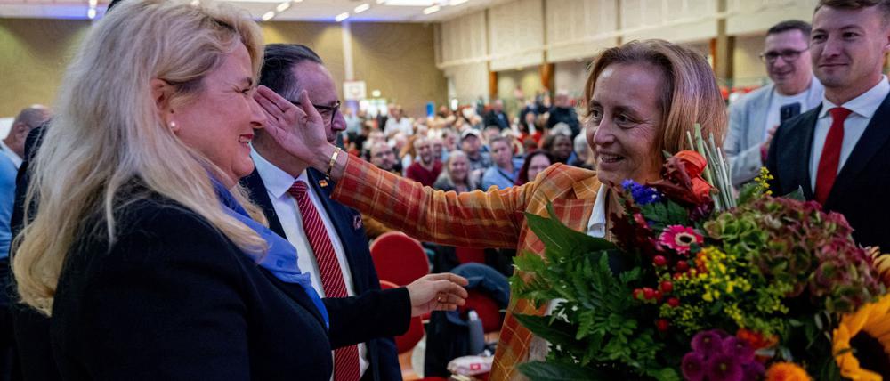 Beatrix von Storch (AfD, rechts), gratulierte Kristin Brinker (AfD), Parteivorsitzende AfD Berlin, beim Parteitag der AfD Berlin mit Wahl der Landesliste für die Wahl zum Abgeordnetenhaus 2026 für ihre erfolgreiche Wahl zum Listenplatz eins.